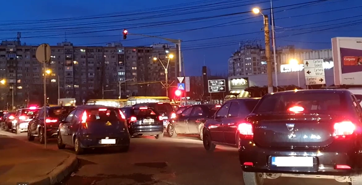 Circulația în București, la ore de vârf, este un haos. Clipul care dovedește că nu se mai respectă regulile