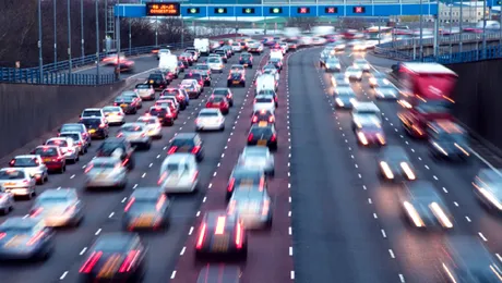 O „autostradă inteligentă” din SUA pune șoferii să stea pe loc pentru a ajunge mai repede la destinație. Sună convingător?