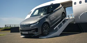 Range Rover Sport Electric debutează oficial. SUV-ul britanic intră în era electrică și țintește Porsche Macan Electric și BMW iX5