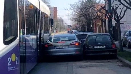 O mașină parcată prea aproape de linia de tramvai a fost făcută sandviș