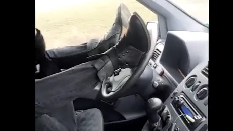 Teribilism la Ploiești: Un tânăr a fost filmat conducând cu picioarele - VIDEO