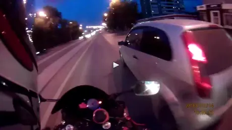 Motocicletă vs. maşină, runda 10. VIDEO
