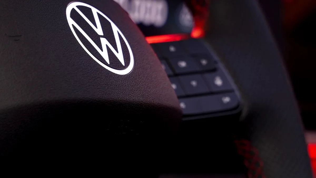 Tensiuni uriașe la Volkswagen: 10.000 de angajați l-au huiduit pe șeful companiei. 50.000 de posturi ar putea fi afectate