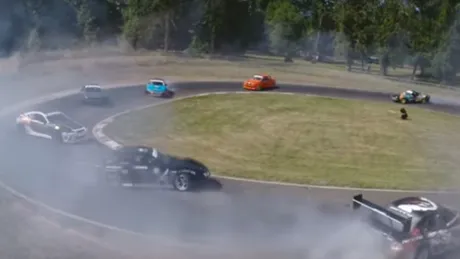 VIDEO: Drifturi cu 12 maşini în acelaşi timp!