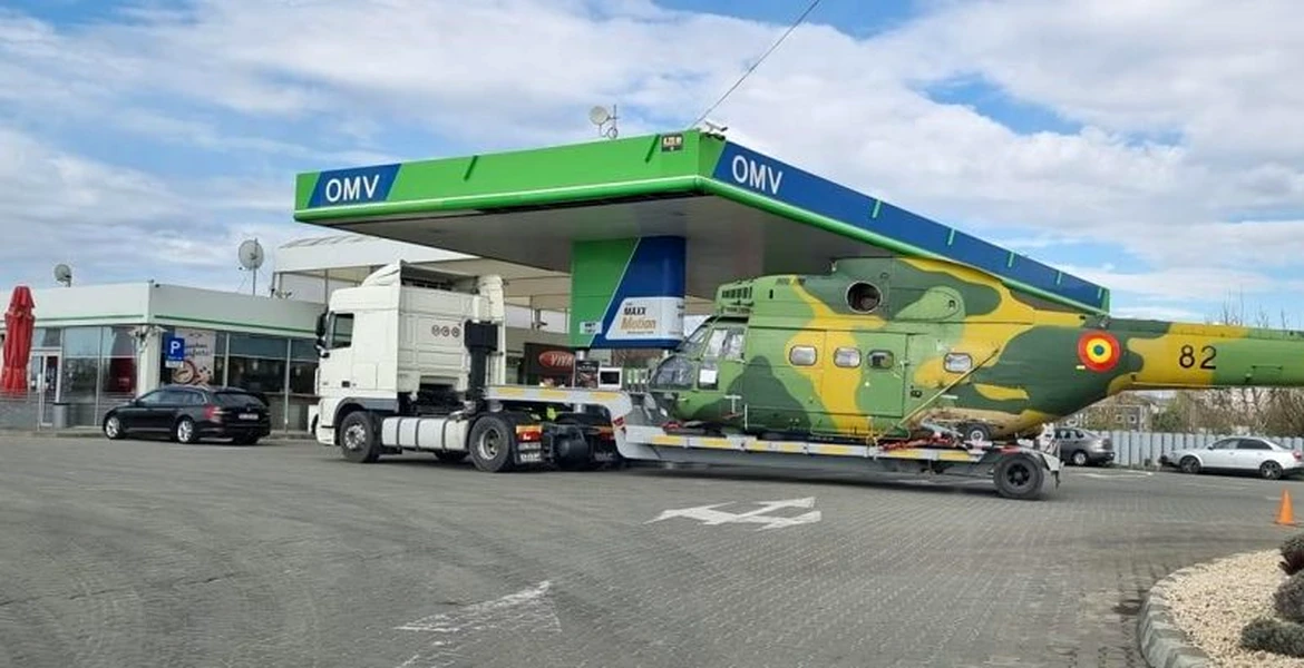 Imaginea săptămânii: Un elicopter al armatei a fost fotografiat într-o benzinărie din Focșani