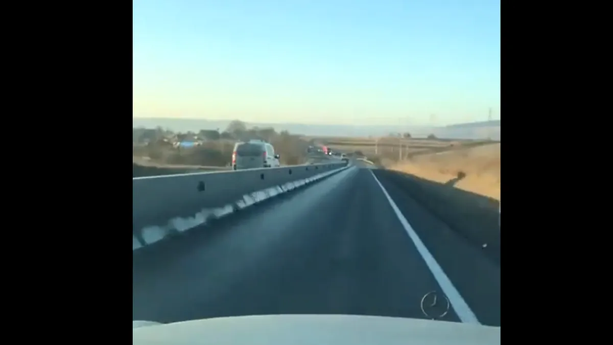 Mașina surprinsă pe contrasens, în drum spre Brașov. Detaliul care i-a salvat viața acestui șofer -  VIDEO