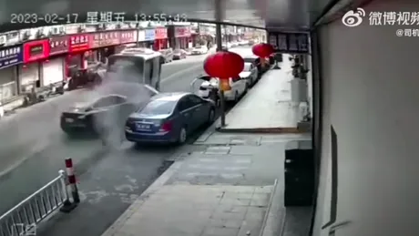 Un nou accident provocat de un model Tesla scăpat de sub control în China - VIDEO