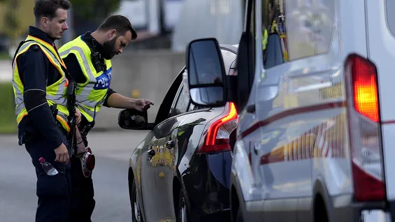 2025: În ce situații are voie polițistul să te percheziționeze. Când se face verificarea mașinii și a bagajelor?