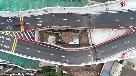 Autostradă construită în jurul unei case, după ce proprietara a refuzat relocarea. Cum arată locuința | VIDEO
