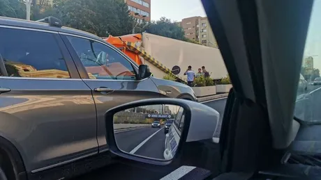 Un TIR a rupt limitatorul de înălțime aflat la intrarea în Pasajul Unirii din București