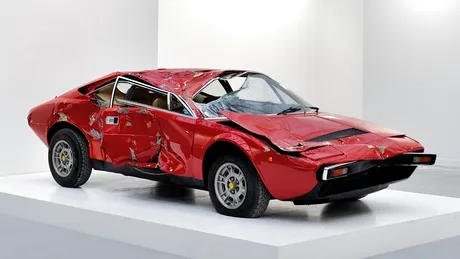 Un Ferrari Dino distrus într-un accident, vândut ca „artă contemporană”