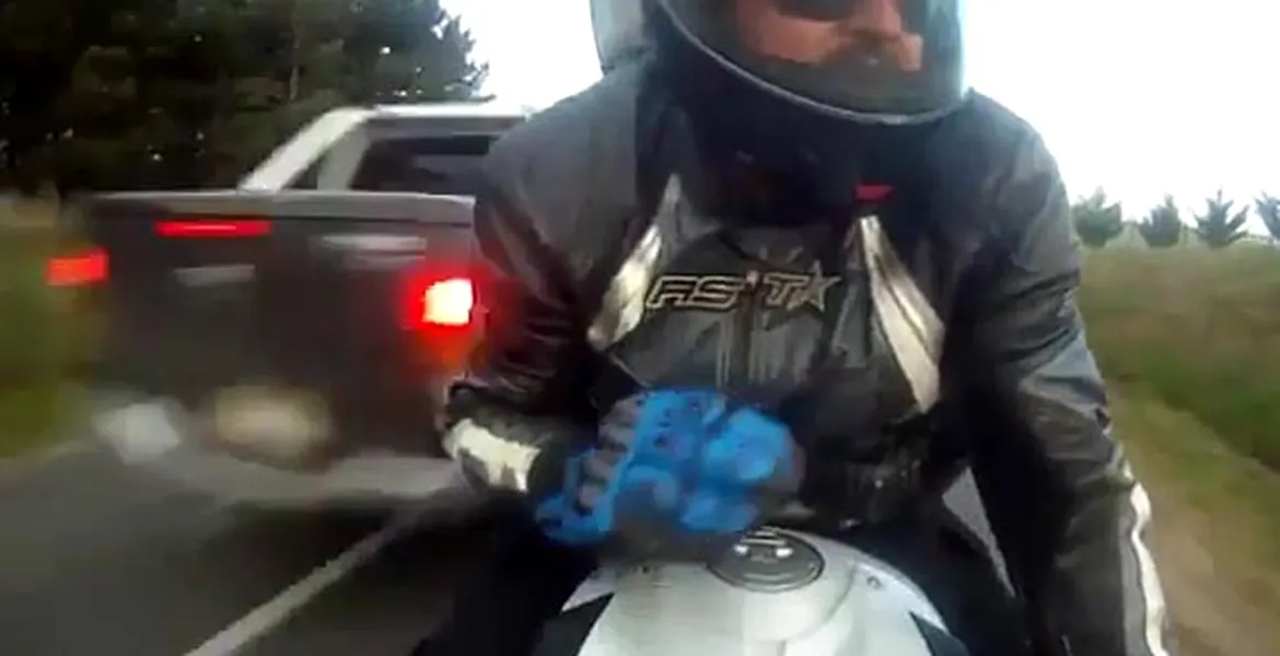 Cine a fost de vină: motociclistul sau şoferul?