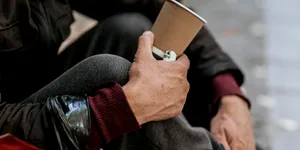 Cazul cerșetorului care ar conduce Lexus din Iași: Peste 9.000 de lei adunați în opt ore și confiscați de polițiști