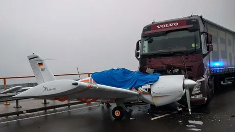 Accident bizar în Germania. Un șofer român a intrat cu TIR-ul într-un avion