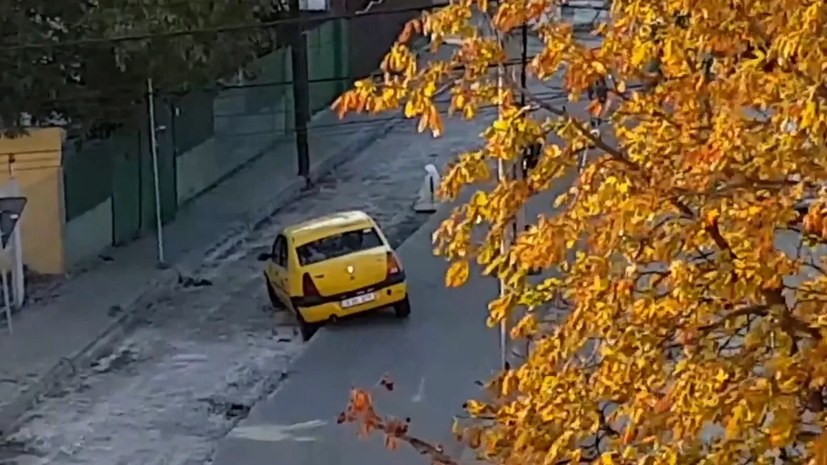 Un taximetrist era să fie asfaltat cu Logan cu tot. VIDEO