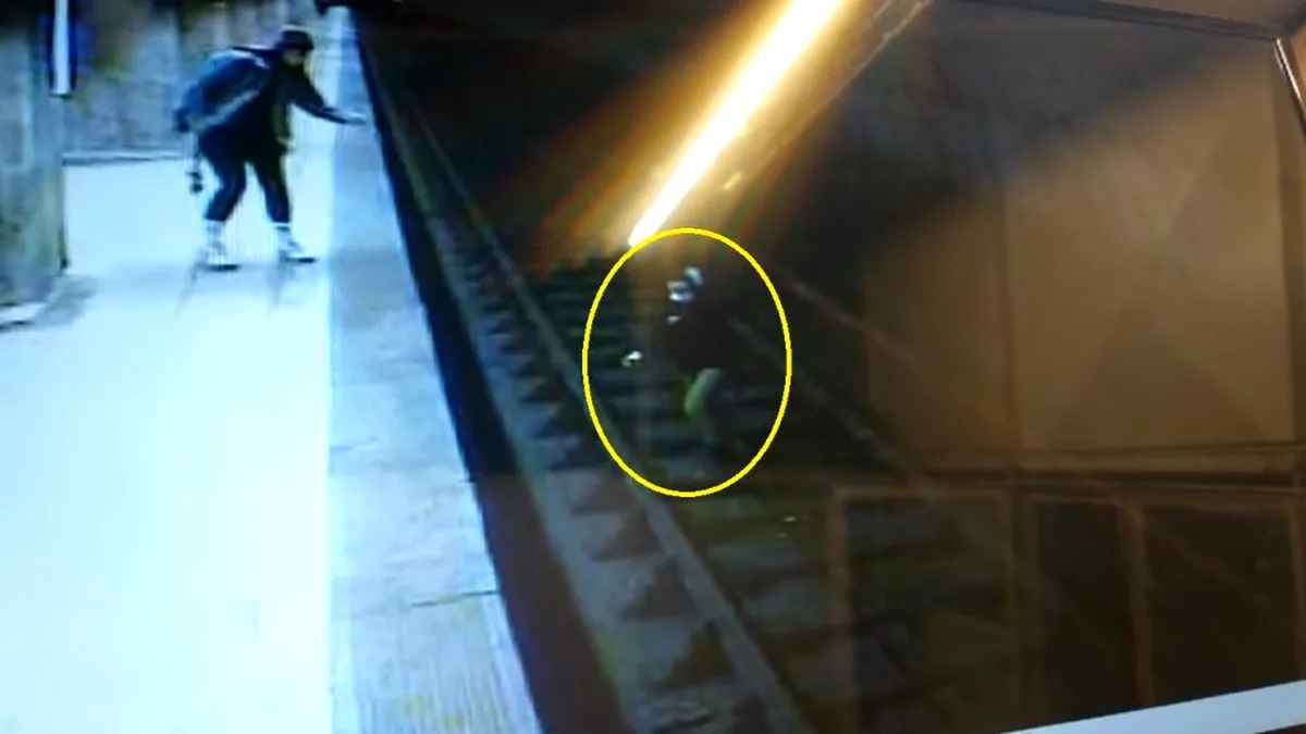 Momentul în care o tânără a căzut pe șinele de metrou și a fost salvată în ultima fracțiune de secundă - VIDEO