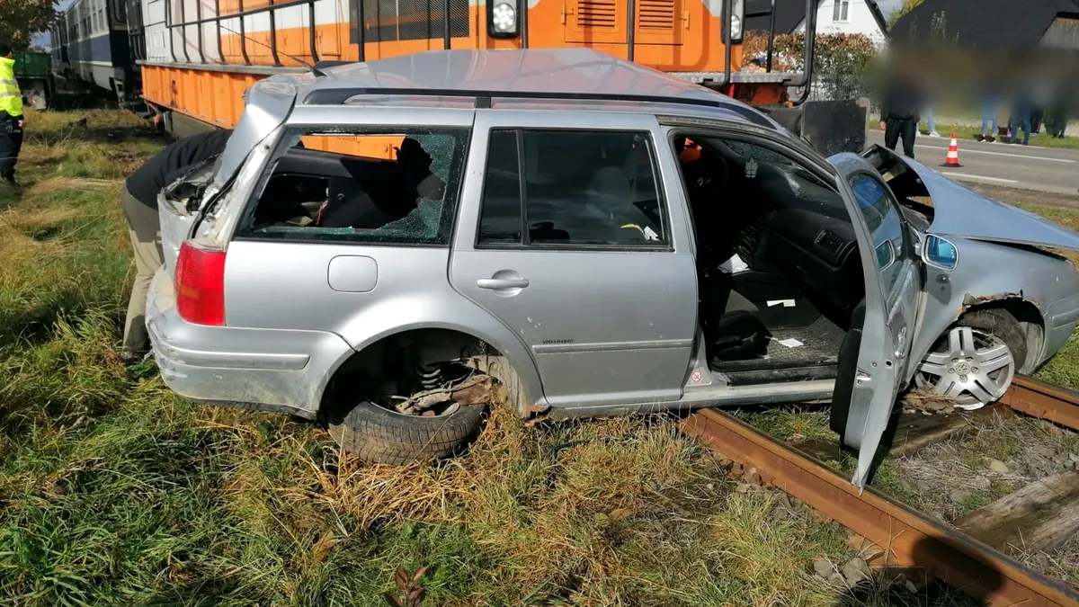 Un autoturism a fost lovit de tren în Suceava - FOTO