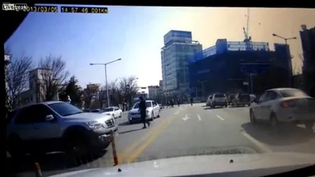 Femeia la volan: cum să cazi din maşină în timp ce dai cu spatele. VIDEO