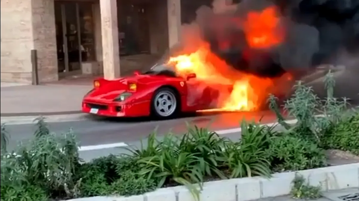 Un Ferrari a ars ca o torță în centrul orașului. Un martor a încercat să-l stingă cu furtunul de la etaj