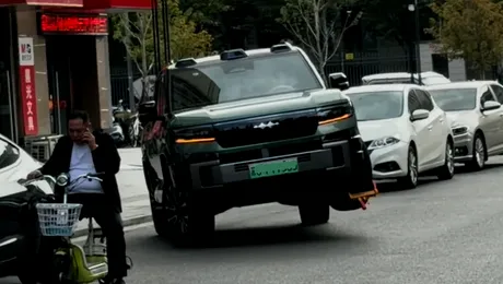 Tesla, bate asta dacă poți! Un BYD și-a ridicat roata blocată pentru parcare neregulamentară și a plecat pe celelalte trei