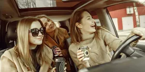 2026: Într-o mașină cu 2 locuri în față și o banchetă în spate e legal să transporți 4 sau 5 persoane?