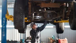 Droguri ascunse în bidoane de ulei și vândute la un service auto din Iași. „Vulcanizarea” costa între 500 și 1.000 de lei