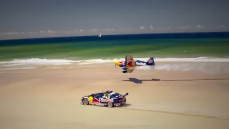 V8 Supercar versus avion de acrobaţii. VIDEO