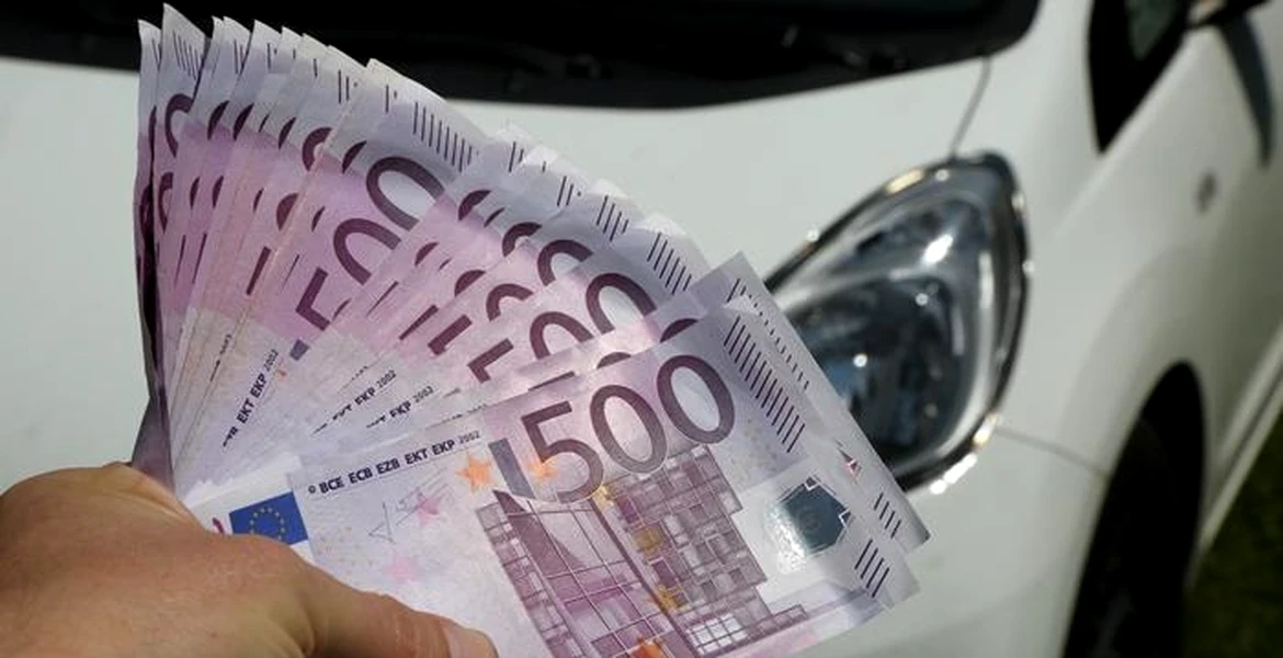 Un pensionar a uitat 20.000 de euro pe capota mașinii și a plecat la drum