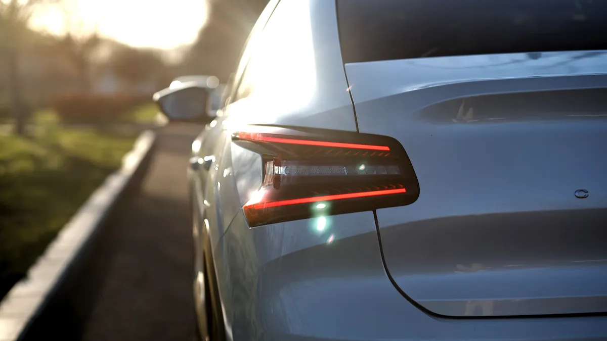 Dealerul refuză rezilierea contractului de leasing unui bătrân de 94 de ani, aflat în scaun cu rotile. Rata lunară: 700 euro