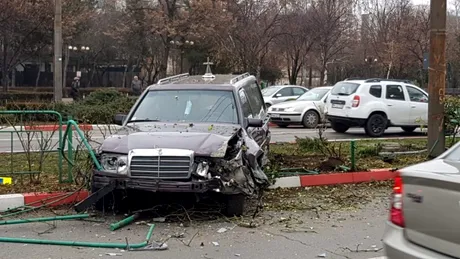 Accident bizar în Ploiești. Un dric s-a făcut zob