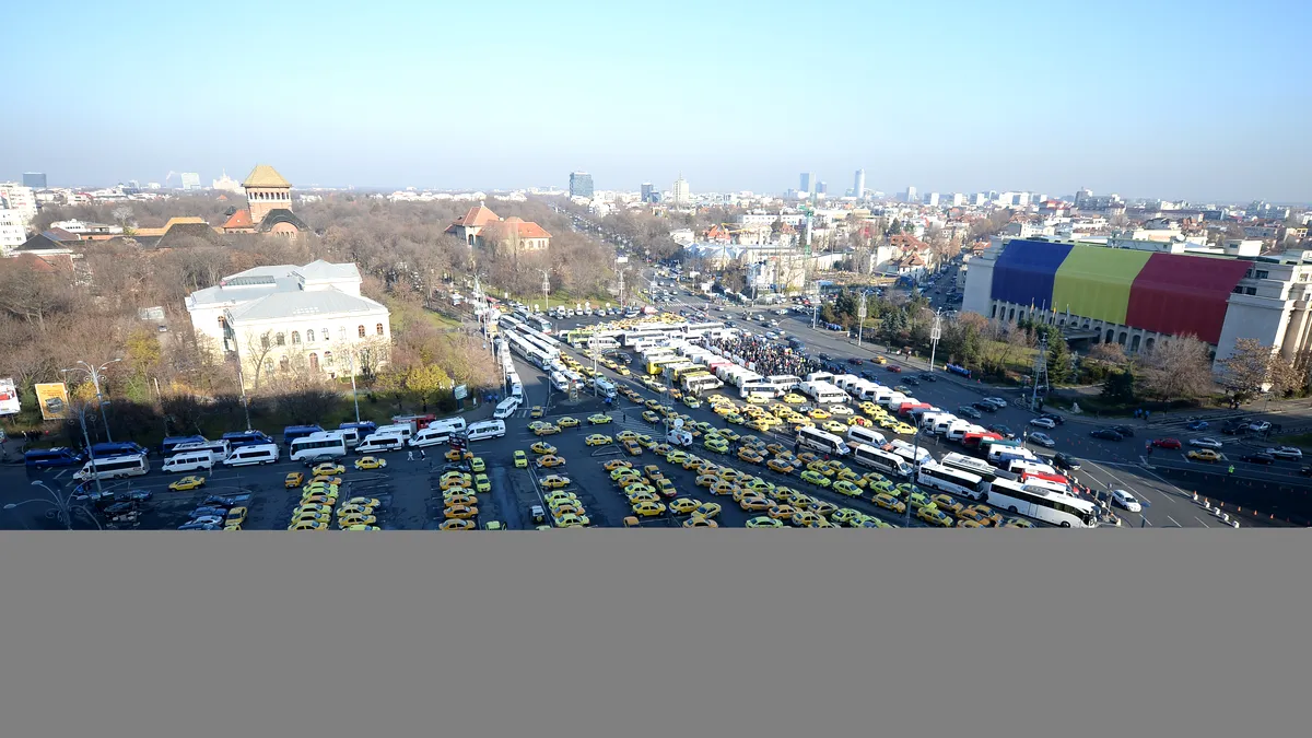 Lista restricţiilor de trafic din Bucureşti. Piaţa Victoriei şi Şoseaua Kiseleff, blocate de mii de maşini ale transportatorilor