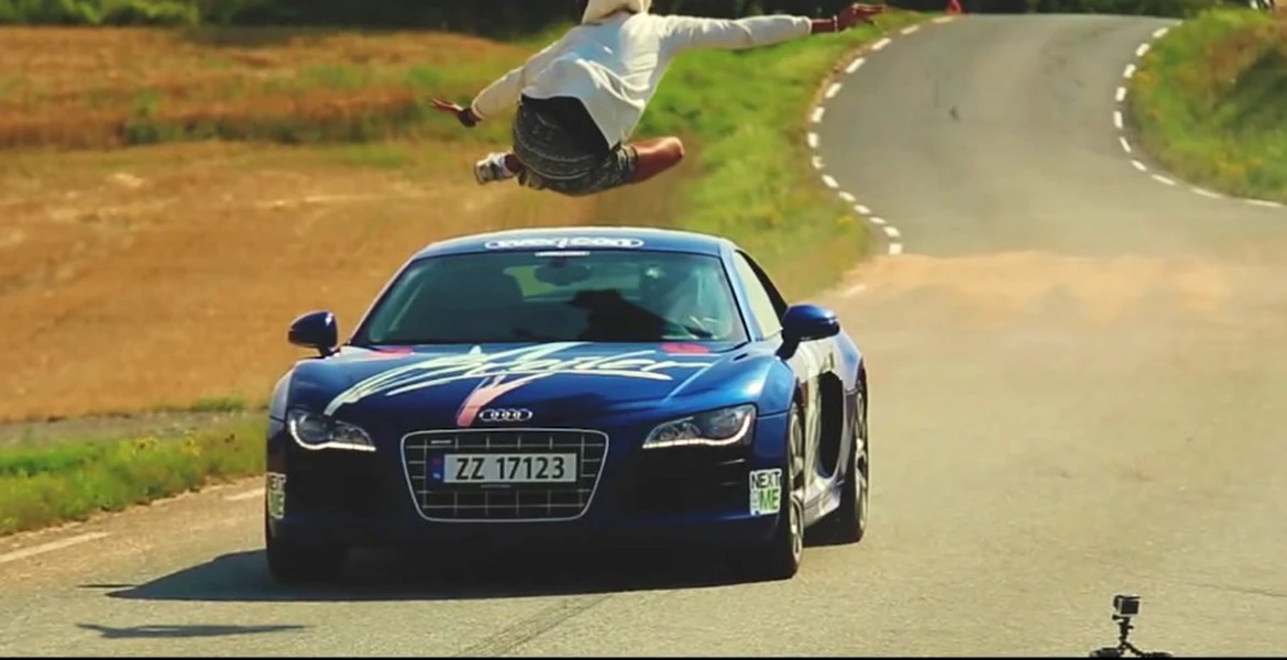 Sport periculos: salt peste un Audi R8 care rulează cu 150 km/h. VIDEO