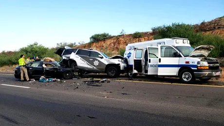 O Tesla a lovit o ambulanță și o mașină de poliție. Primele cercetări arată că rula pe Autopilot