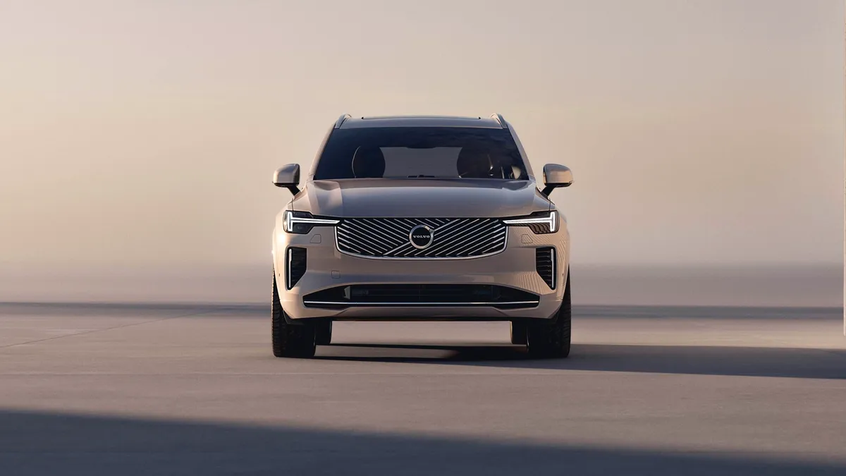 Facelift pentru Volvo XC90 - Suedezii îl vor vinde în paralel cu electricul EX90