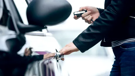 Aproape 300.000 de euro câştigaţi în doar o lună din comerţul cu „autoturisme de mare putere