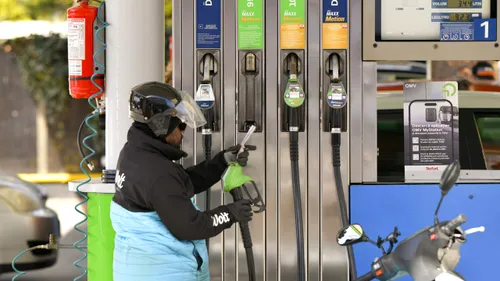 De la ce preț al benzinei vor lăsa românii mașina acasă? Pragul psihologic determinat de un expert