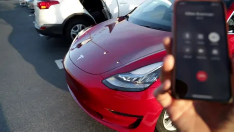 Nişte bloggeri au riscat totul cu o Tesla pe autostradă (video)