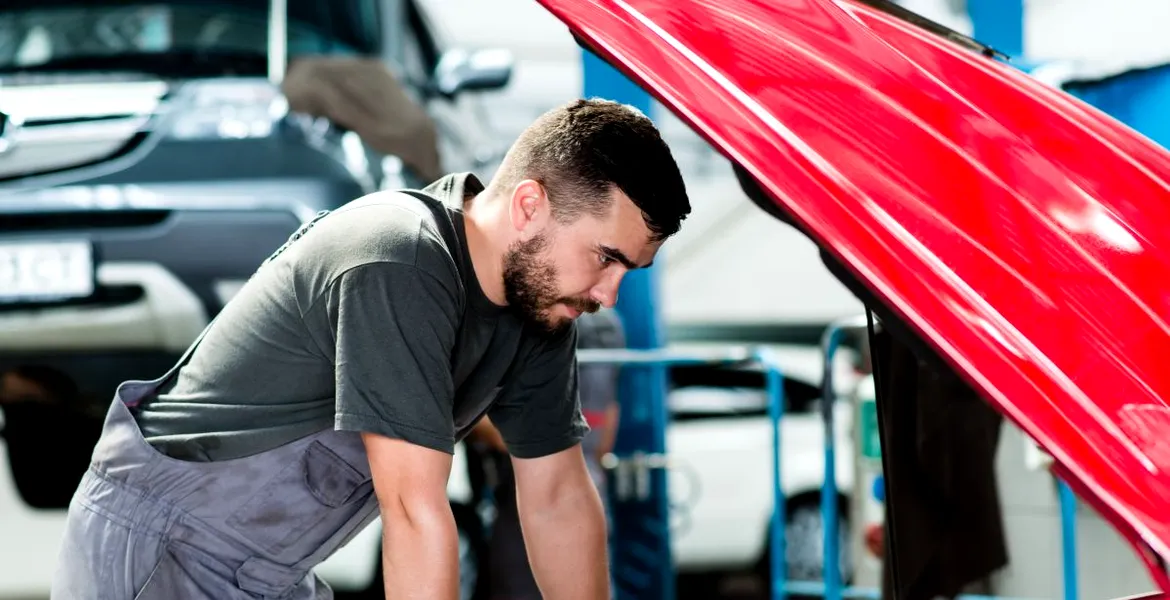 Se aude un scârțâit la motor când pornești mașina? Ce problemă este și cum se poate rezolva