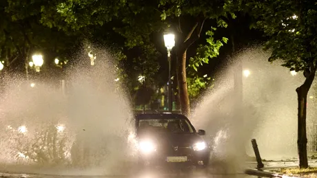 Atenție, șoferi, este Cod Roșu de furtună! Brigada Rutieră avertizează: Ce NU TREBUIE să faci în aceste condiții