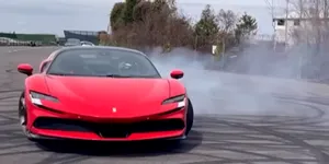La doar 3 ani face cerculețe la volanul unui Ferrari de 1.000 de cai putere – VIDEO