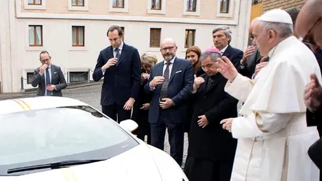 Papa Francisc şi-a vândut maşina. Cât valorează cel mai sfânt Lamborghini Huracan - FOTO