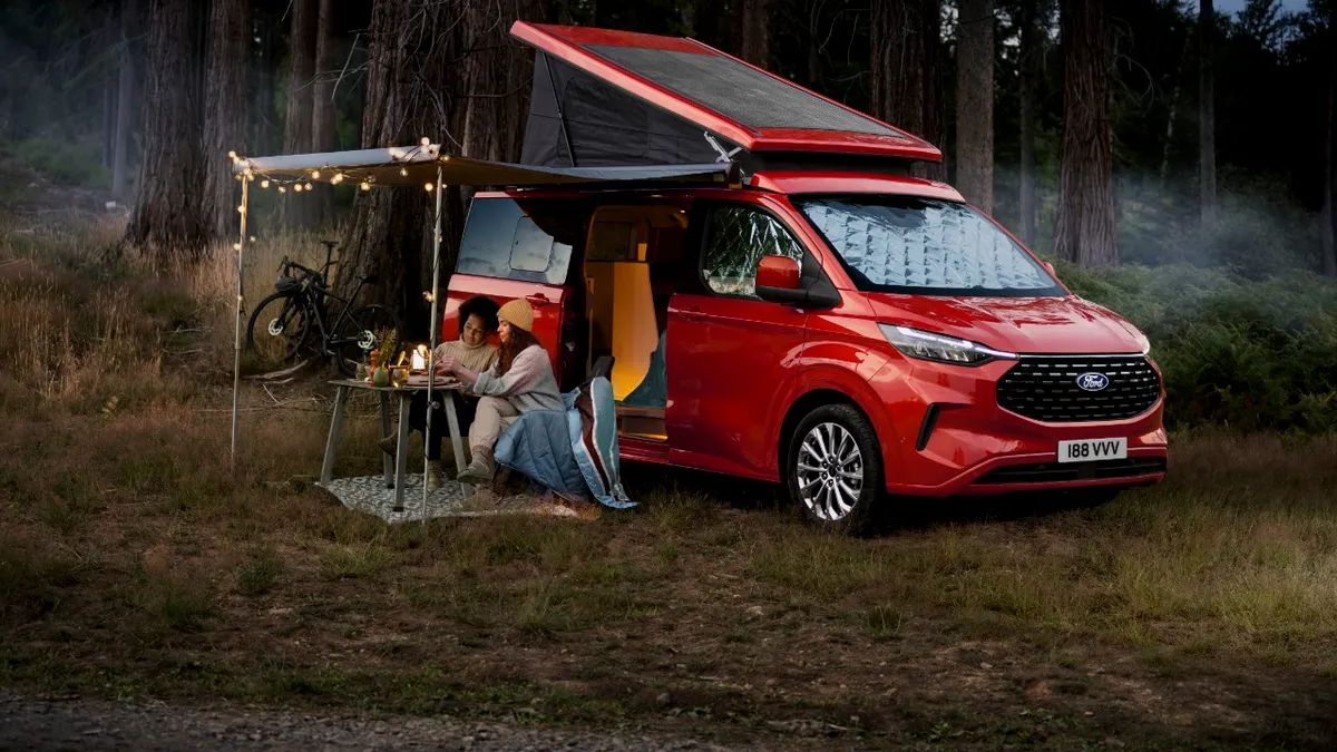 Ford Transit Custom Nugget este un campervan cu motor hibrid și panou solar - GALERIE FOTO