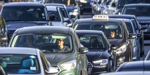 Cod Rutier 2025: Amendă și permis suspendat dacă ai telefonul în mână la semafor. Sancțiunea se poate trimite și prin poștă
