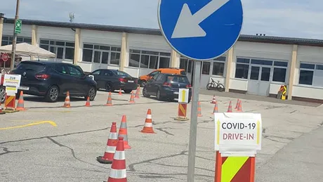 O româncă din Austria povestește cum se face testul COVID-19 din mașină: „M-am simțit ca la coadă la McDrive”