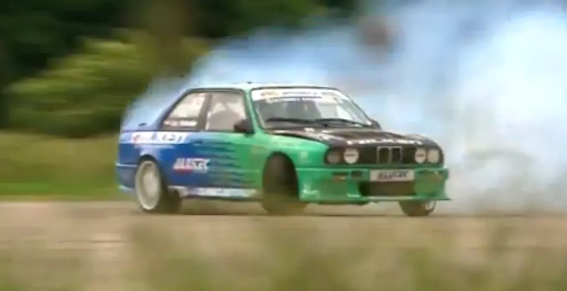 Record mondial: Drift cu BMW M3, la 180 km/h