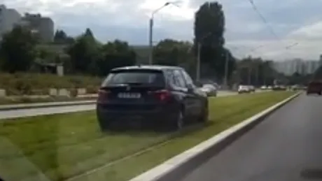 Linia verde din TITAN e pentru tramvai, nu pentru şmecherii cu BMW - VIDEO