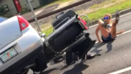 Motocilist lovit cu maşina de un şofer într-o criză de road rage - VIDEO