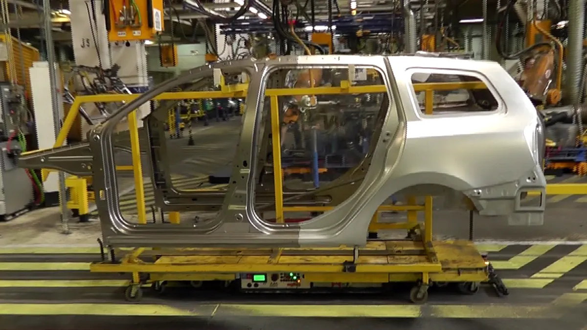 Noul şef Dacia are planuri mari: extinderea producţiei, noi angajări şi lansarea unui nou motor