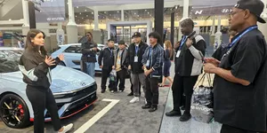 Un colegiu din SUA repară gratuit mașini ale persoanelor private pentru ca studenții săi să învețe meseria de mecanic auto. Numărul de înscieri a crescut accelerat