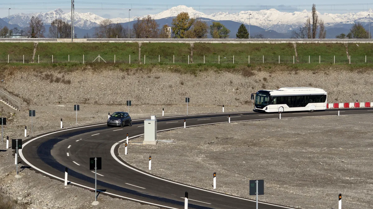 VIDEO. Stellantis a inaugurat un circuit pentru a testa încărcarea electrică cu inducție dinamică